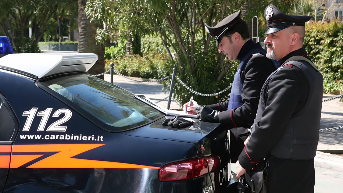 I carabinieri hanno fatto irruzione nell’alloggio giovedì mattina accompagnati da personale della polizia locale del borgo I carabinieri hanno fatto irruzione nell’alloggio giovedì mattina accompagnati da personale della polizia locale del borgo