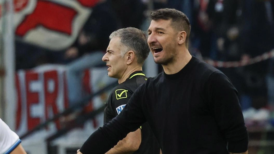 Salvatore Bocchetti, allenatore del Monza, prova a scuotere i suoi a bordo campo. Per il tecnico una sola vittoria e sei sconfitte in sette partite Salvatore Bocchetti, allenatore del Monza, prova a scuotere i suoi a bordo campo. Per il tecnico una sola vittoria e sei sconfitte in sette partite