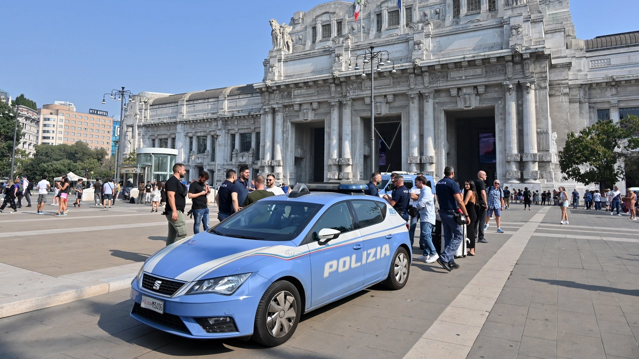 Polizia di Stato in piazza Duca d'Aosta davanti alla stazione centrale
