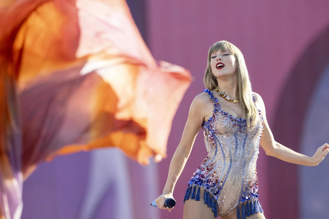 Taylor Swift durante uno dei due concerti a San Siro. La pop star americana e il compagno Travis Kelce starebbe cercando casa sul Lago di Como
