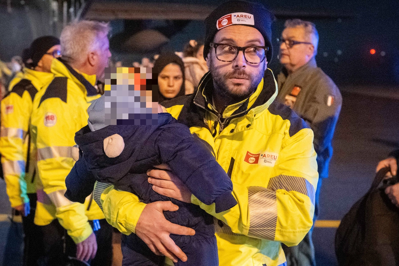 Bambini e mamme di Gaza arrivano al aeroporto di Linate