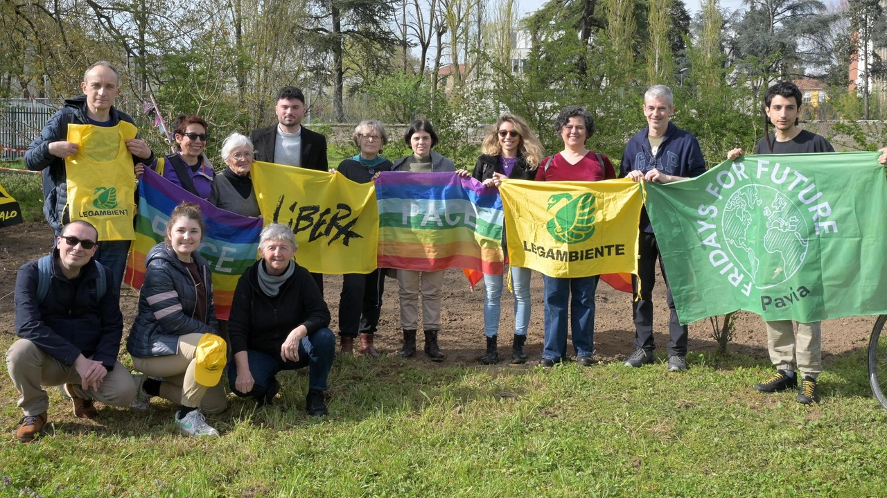 Pavia, al Parco Langer la simbolica piantumazione per le vittime innocenti. Armati di pala anche il sindaco Michele Lissia e l’assessore all’Ambiente.