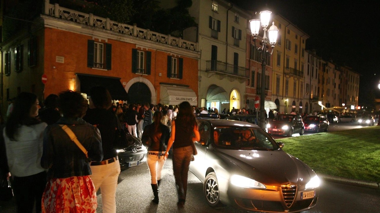 Il piazzale Arnaldo si anima in ogni fine settimana per la movida Sabato sera si è svolta anche una festa di compleanno Il piazzale Arnaldo si anima in ogni fine settimana per la movida Sabato sera si è svolta anche una festa di compleanno
