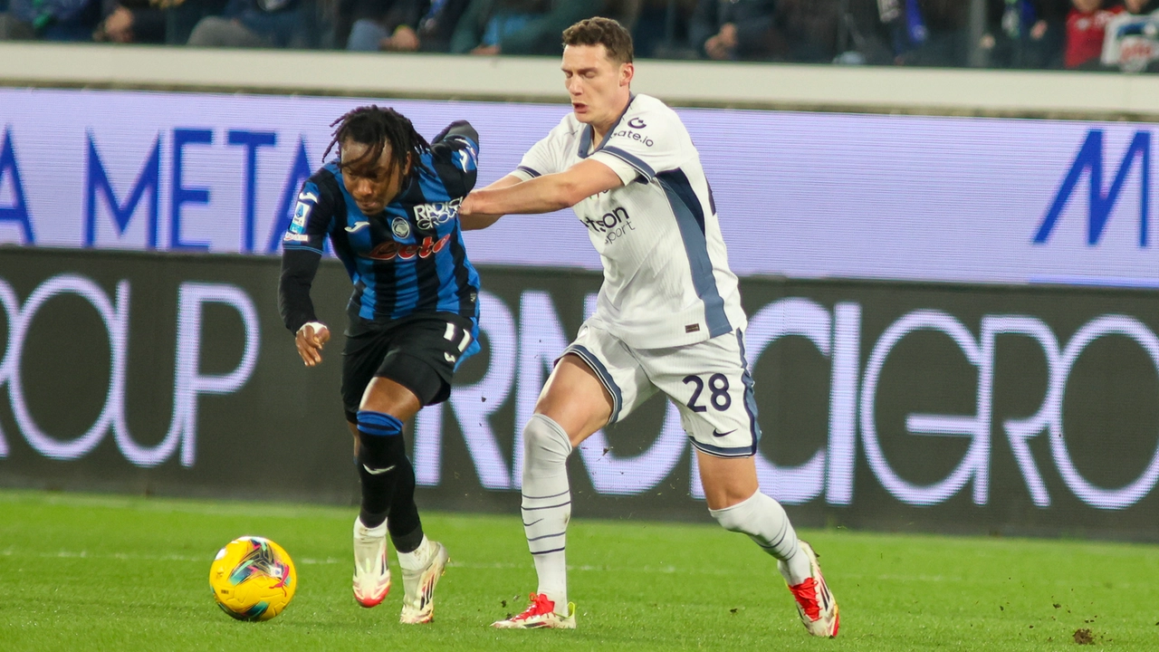 Lookman contrastato da Pavard nella sfida del Gewiss Lookman contrastato da Pavard nella sfida del Gewiss
