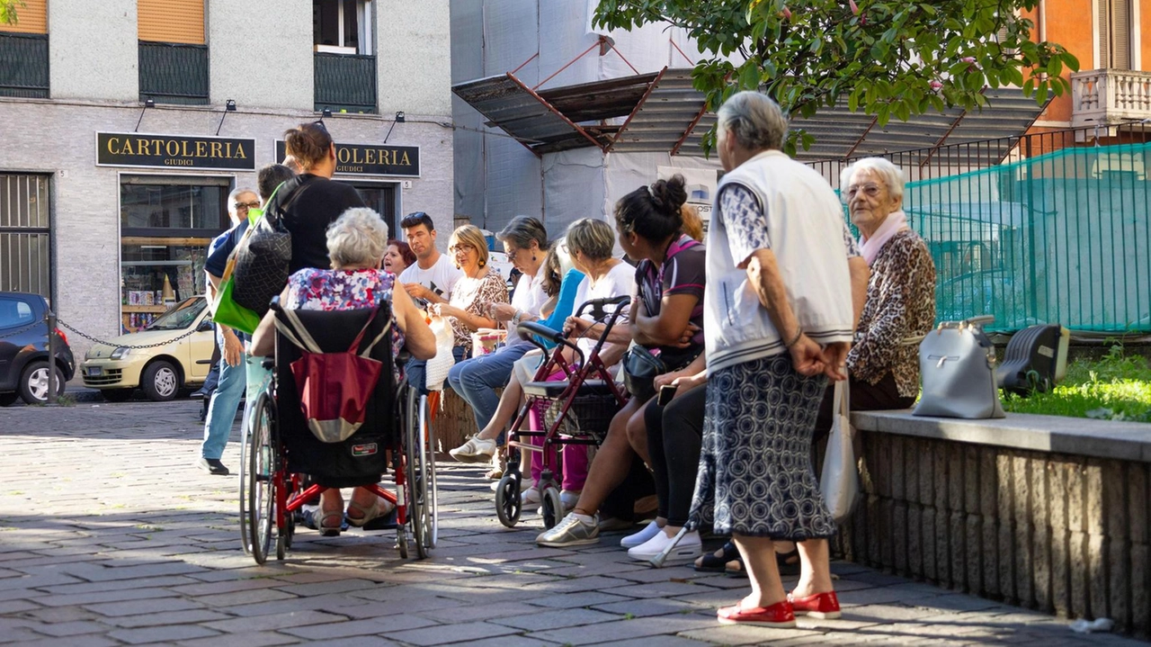 Dopo la rimozione delle panchine,. partirà la riqualificazione della piazza Dopo la rimozione delle panchine,. partirà la riqualificazione della piazza