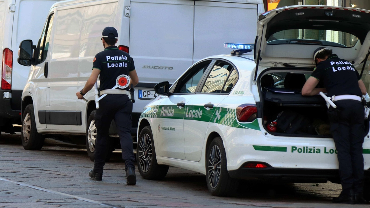 I residenti del condominio di via Morgagni non sanno proprio dove mettere i bidoni della spazzatura. Una cosa è certa,... I residenti del condominio di via Morgagni non sanno proprio dove mettere i bidoni della spazzatura. Una cosa è certa,...