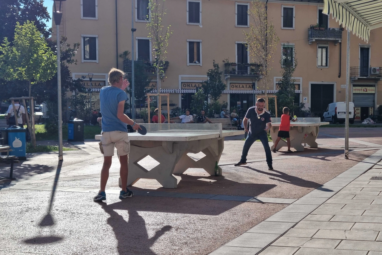 Piazza Angilberto, un'altra piazza "tattica" all'estrema periferia sudest di Milano in zona Corvetto, subisce gli stessi problemi denunciati dai residenti di piazza Spoleto
