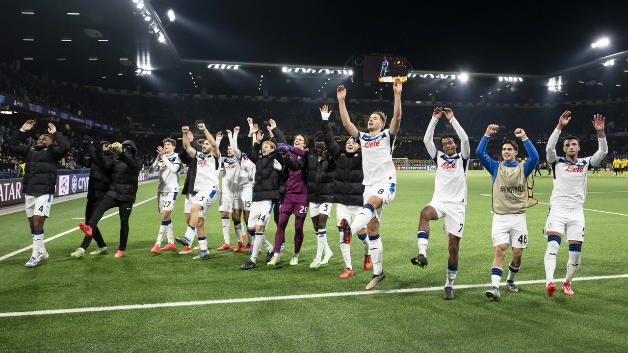 I giocatori dell'Atalanta celebrano la vittoria I giocatori dell'Atalanta celebrano la vittoria