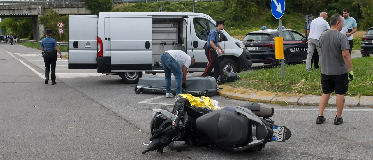 Tragedia a Gorgonzola, si schianta con lo scooter contro un’auto: Salvatore Lorello muore a 60 anni