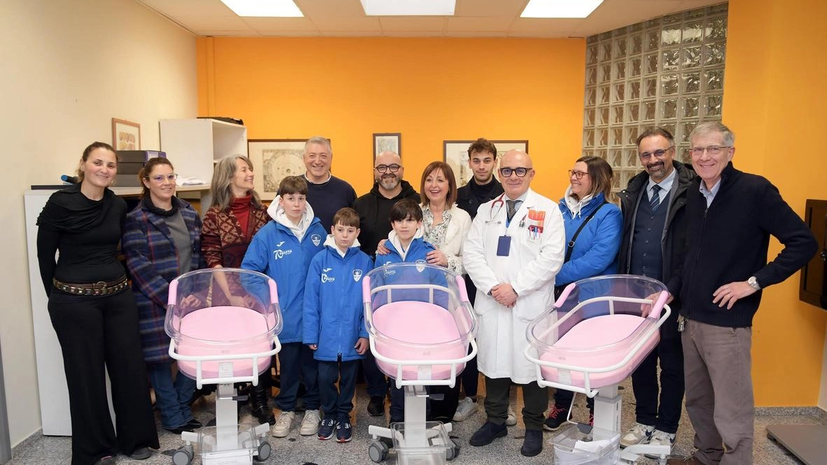 Ad accogliere il dono la direttrice dell’Asst Roberta Labanca, il direttore medico di presidio Fabio Terragni e il primario del reparto di pediatria Giovanni Traina Ad accogliere il dono la direttrice dell’Asst Roberta Labanca, il direttore medico di presidio Fabio Terragni e il primario del reparto di pediatria Giovanni Traina