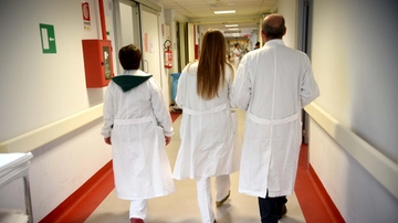 Sanità, il 57% dei medici in Lombardia è insoddisfatto e il 27% vorrebbe lasciare. L’incubo? Burocrazia e cause legali