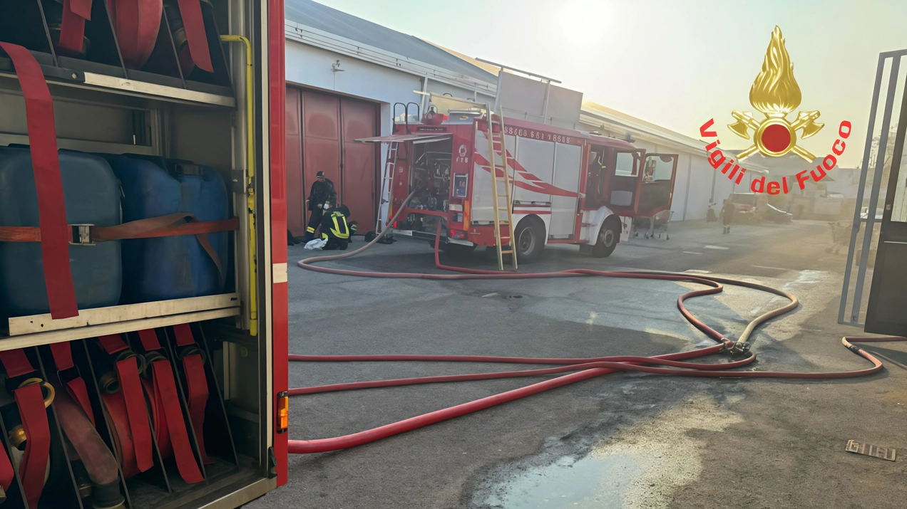 Incendi notturni a Lazzate: due magazzini colmi di materiale vanno a fuoco, ma l'intervento tempestivo dei pompieri evita danni alle strutture circostanti. Indagini in corso per scoprire le cause. Incendi notturni a Lazzate: due magazzini colmi di materiale vanno a fuoco, ma l'intervento tempestivo dei pompieri evita danni alle strutture circostanti. Indagini in corso per scoprire le cause.