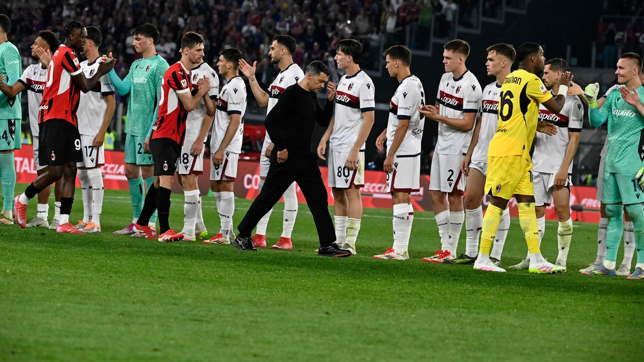 I rossoneri si congratulano con i giocatori del Bologna I rossoneri si congratulano con i giocatori del Bologna