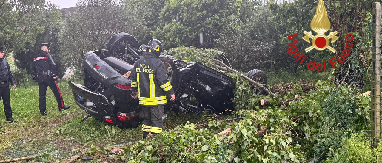 Incidente a Fenegrò, auto esce di strada e si ribalta: gravissimo uomo di 48 anni