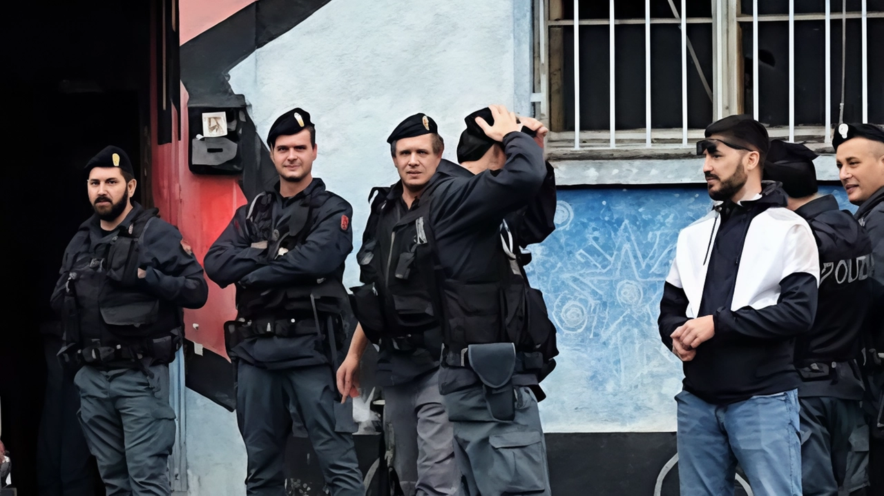 A Milano, sgomberata nuovamente la palazzina di viale Sarca 183, ex sede del centro sociale Casa Loca. Ora occupata da senza dimora provenienti da un'altra struttura. Blitz delle forze dell'ordine senza tensioni. Proteste e assemblee per trovare soluzioni. A Milano, sgomberata nuovamente la palazzina di viale Sarca 183, ex sede del centro sociale Casa Loca. Ora occupata da senza dimora provenienti da un'altra struttura. Blitz delle forze dell'ordine senza tensioni. Proteste e assemblee per trovare soluzioni.
