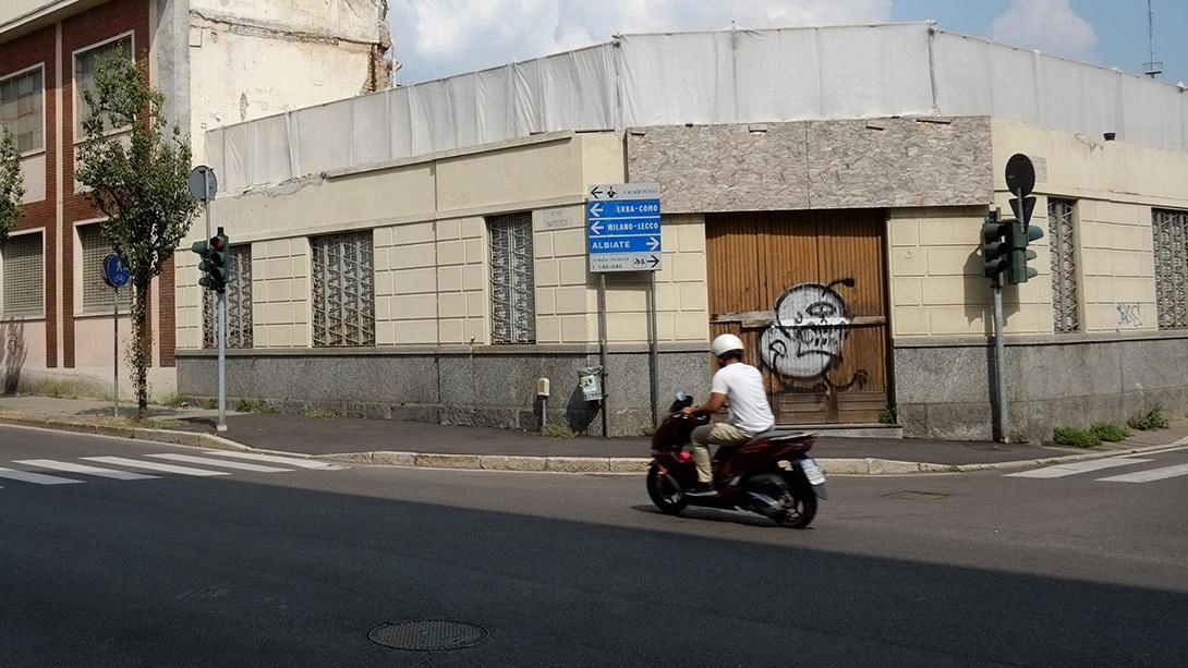 Seregno, la parte più pericolante della storica zona industriale dismessa è stata demolita. Allo studio un progetto residenziale. Rossi precisa: l’intervento dovrà integrarsi con il quartiere. Seregno, la parte più pericolante della storica zona industriale dismessa è stata demolita. Allo studio un progetto residenziale. Rossi precisa: l’intervento dovrà integrarsi con il quartiere.