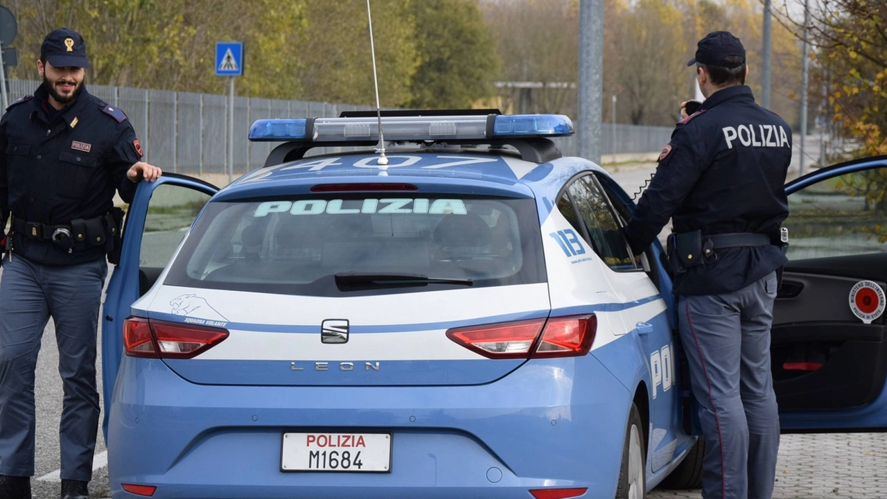 Una pattuglia degli agenti della questura durante controlli per le strade di Pavia (Foto d'archivio) Una pattuglia degli agenti della questura durante controlli per le strade di Pavia (Foto d'archivio)