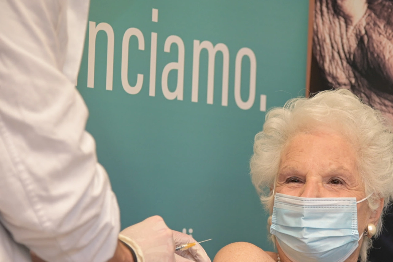 Liliana Segre durante il vaccino anti Covid