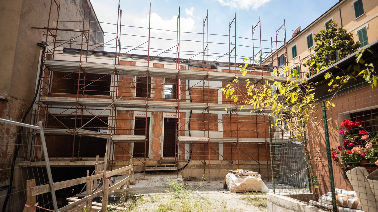 La facciata del condominio a pochi passi dall’ospedale Buzzi di Milano La facciata del condominio a pochi passi dall’ospedale Buzzi di Milano