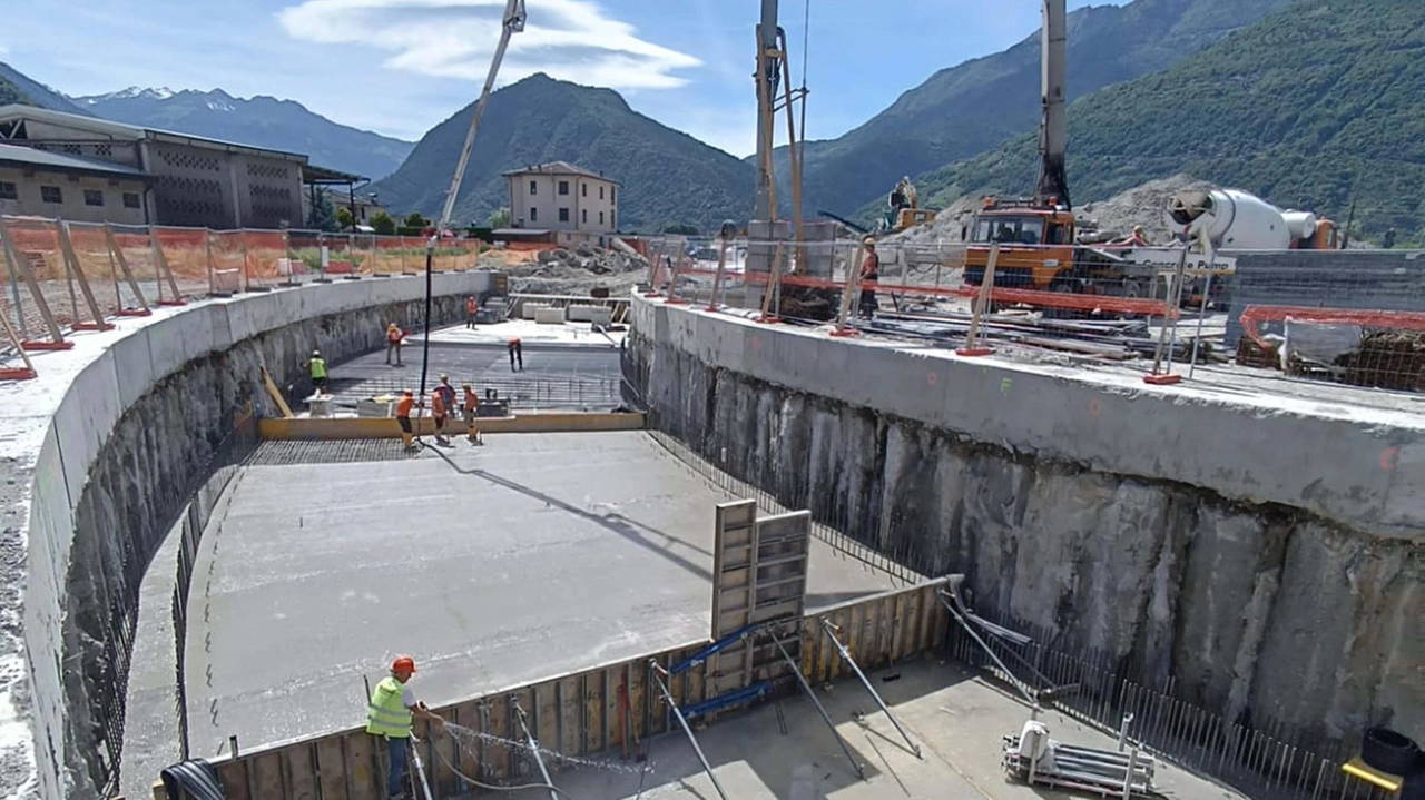 I lavori per eliminare il passaggio a livello termineranno in sette mesi giusto in tempo per le Olimpiadi invernali di Milano-Cortina 2026. I lavori per eliminare il passaggio a livello termineranno in sette mesi giusto in tempo per le Olimpiadi invernali di Milano-Cortina 2026.