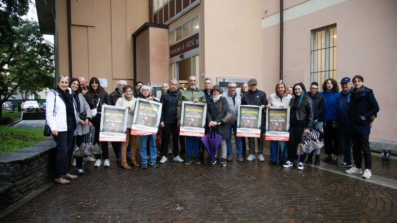 La protesta dei gestori dei negozi del centro di Arese contro il piano dei lavori La protesta dei gestori dei negozi del centro di Arese contro il piano dei lavori