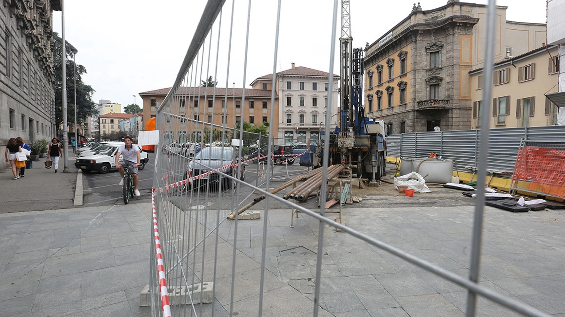Le indagini geologiche in piazza IV Novembre in vista dei lavori per la metropolitana a Monza
