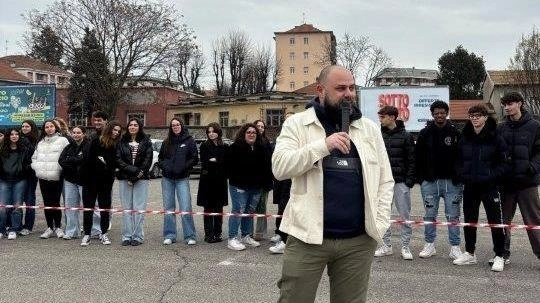 L’assessore alla sicurezza Matteo Sabba durante la ”lezione sul campo”
