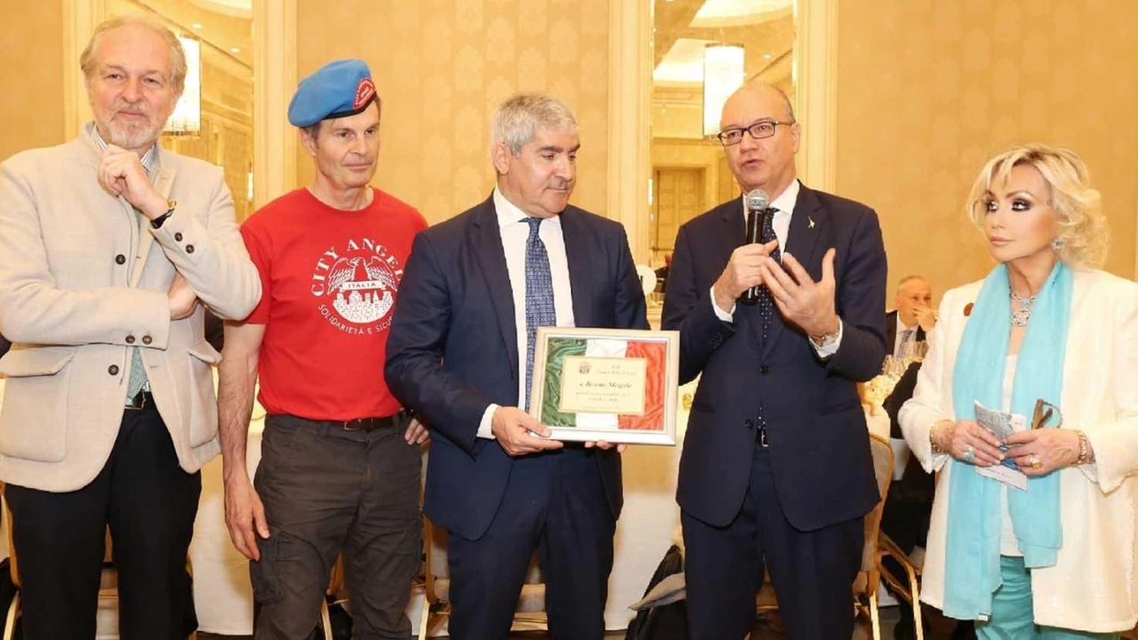 Il suo lavoro di indagine ha condotto allo smantellamento delle organizzazioni terroristiche sia domestiche che transnazionali. È Bruno Megale,...