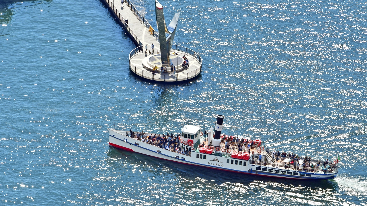 Un piroscafo in navigazione nel lago di Como Un piroscafo in navigazione nel lago di Como