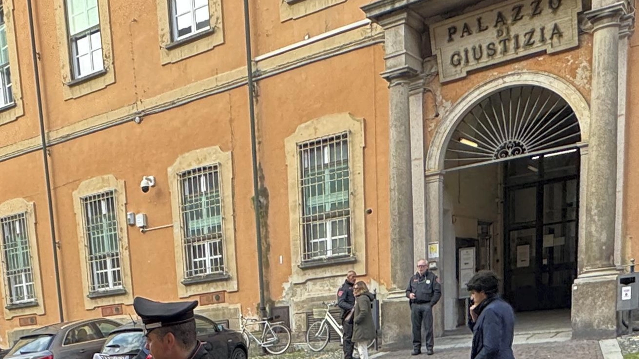 Il cinquantasettenne del Pavese è accusato da tre giovanissime, la quarta ha poi negato