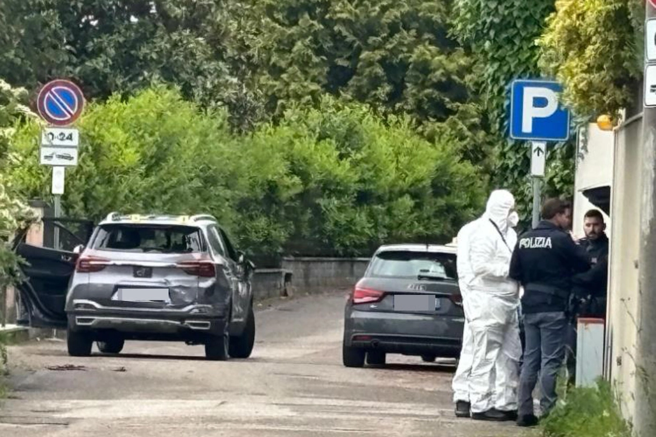 I rilievi della polizia scientifica dopo l'omicidio di Fabio Limido