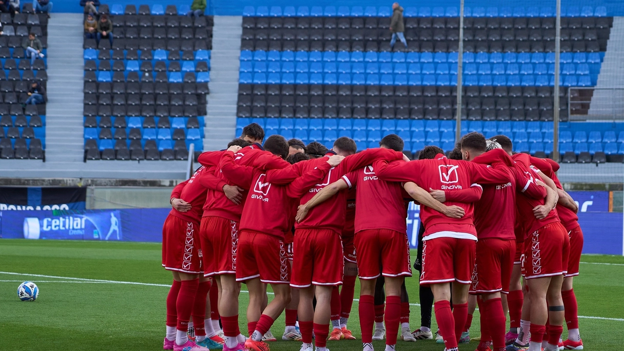 I biancorossi si caricano in gruppo, ma all'Arena Garibaldi non è bastata la buona volontà I biancorossi si caricano in gruppo, ma all'Arena Garibaldi non è bastata la buona volontà