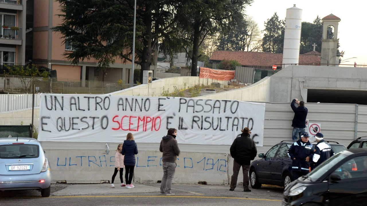 Uno degli striscioni dei residenti contro l’attuale tracciato della Lecco-Bergamo Uno degli striscioni dei residenti contro l’attuale tracciato della Lecco-Bergamo