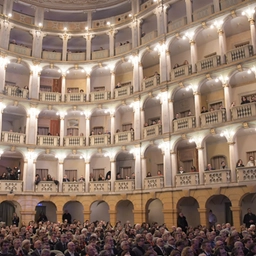 Al teatro Fraschini di Pavia appuntamento con “Chiedilo alla luna”