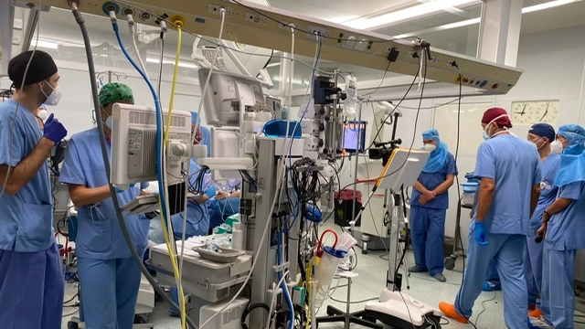 L'equipe medica attenta prima di operare una persona L'equipe medica attenta prima di operare una persona