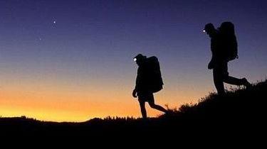 al chiaro di luna cenando si fa trekking