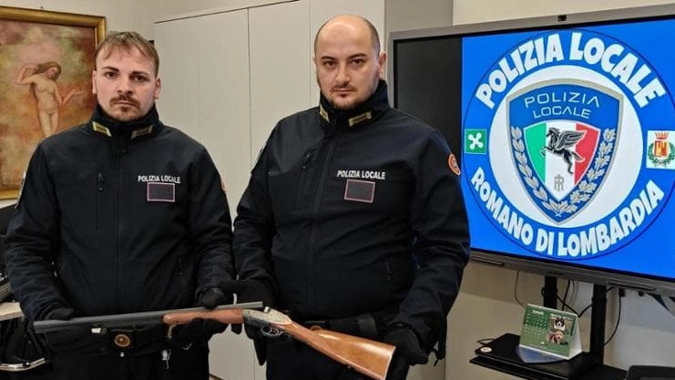 Il fucile sequestrato al giovane denunciato per minacce gravi e gli agenti della polizia locale intervenuti Il fucile sequestrato al giovane denunciato per minacce gravi e gli agenti della polizia locale intervenuti