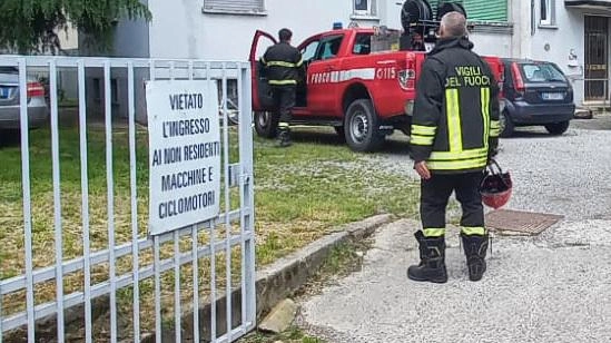 Brucia plastica e oggetti su un braciere sul balcone di casa, fumo, rischio incendio, allarme e mobilitazione nel complesso... Brucia plastica e oggetti su un braciere sul balcone di casa, fumo, rischio incendio, allarme e mobilitazione nel complesso...