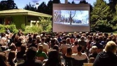 Sarà la divertente commedia italiana Follemente di Paolo Genovese, ad aprire la settima edizione del cineforum all’aperto “Ma che film... Sarà la divertente commedia italiana Follemente di Paolo Genovese, ad aprire la settima edizione del cineforum all’aperto “Ma che film...