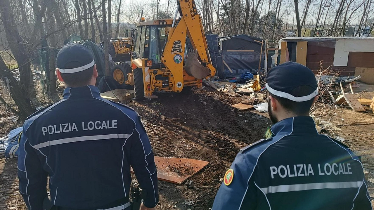 Insediamento abusivo in via Galilei, nel quartiere Bettola, scatta lo sgombero. L’area, situata nelle vicinanze dello svincolo della A4 e...