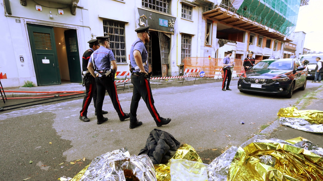 I carabinieri in via Cantoni, dove giovedì scorso tre ragazzi sono morti asfissiati I carabinieri in via Cantoni, dove giovedì scorso tre ragazzi sono morti asfissiati