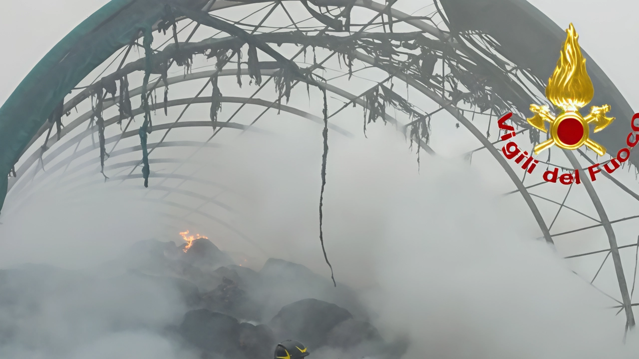 Le operazioni di spegnimento del rogo da parte dei vigili del fuoco Le operazioni di spegnimento del rogo da parte dei vigili del fuoco