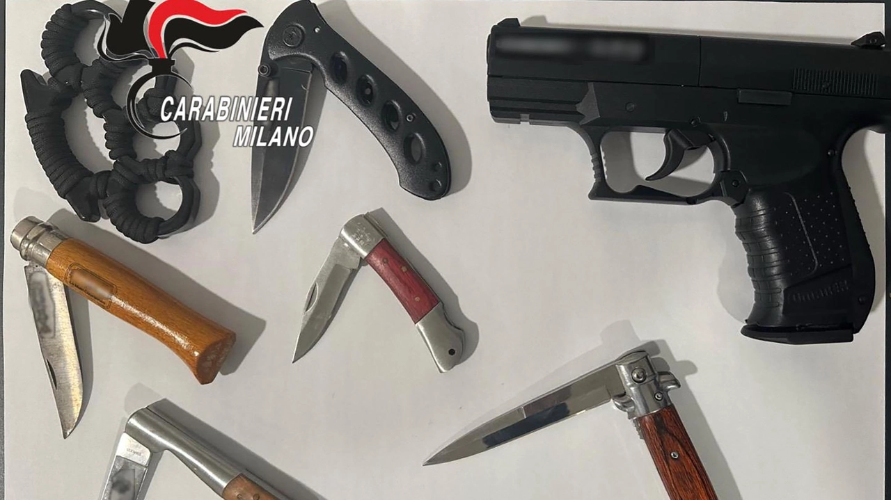 La pistola e le armi sequestrate La pistola e le armi sequestrate