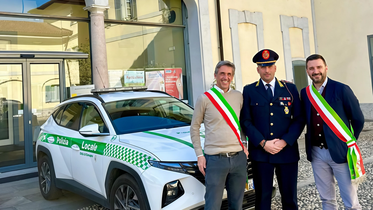 Da sinistra Luca Maggioni (Carugate) il comandante Andrea Errico e Alberto Villa (Pessano)