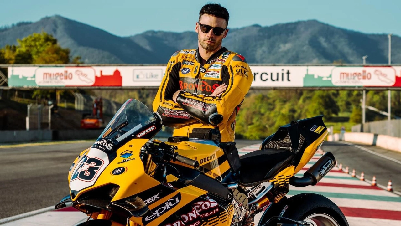 Luca Salvadori, il pilota e youtuber originario di Milano, morto durante una gara del campionato internazionale di Road Racing a Frohburg in Germania, in una foto tratta dal suo profilo Facebook