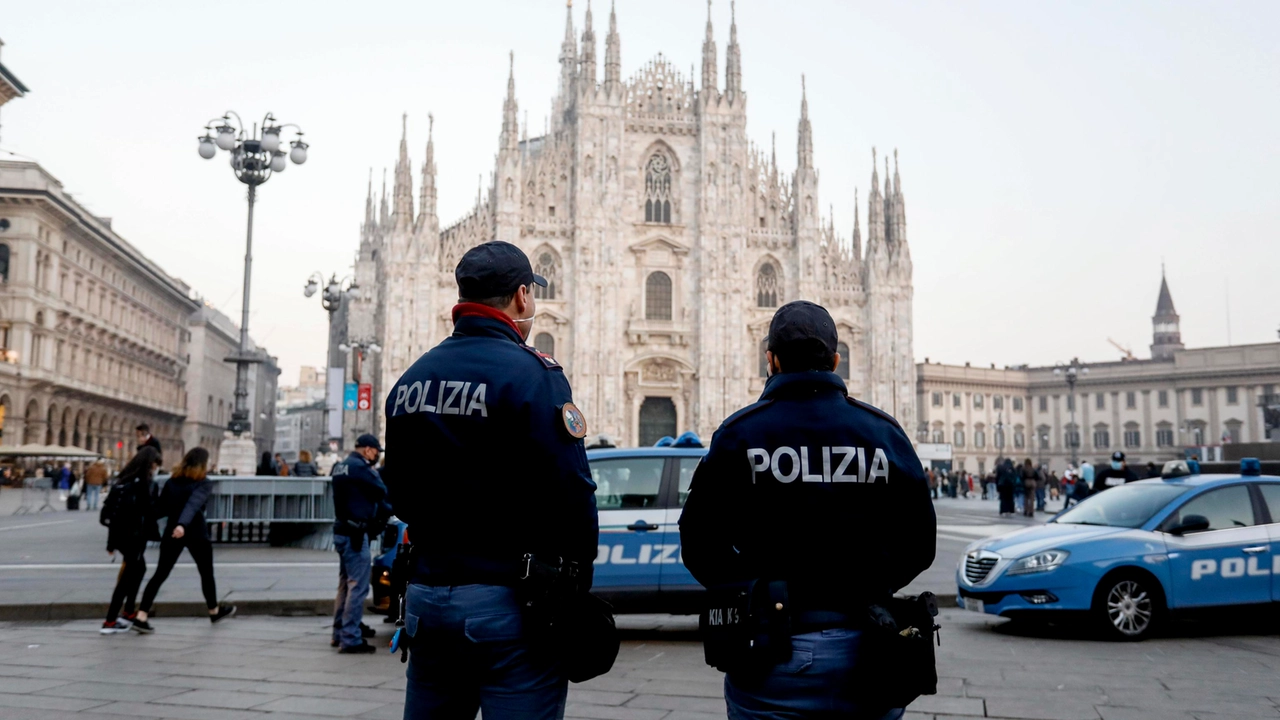 Agenti della Polizia di Stato in servizio in piazza Duomo a Milano Agenti della Polizia di Stato in servizio in piazza Duomo a Milano