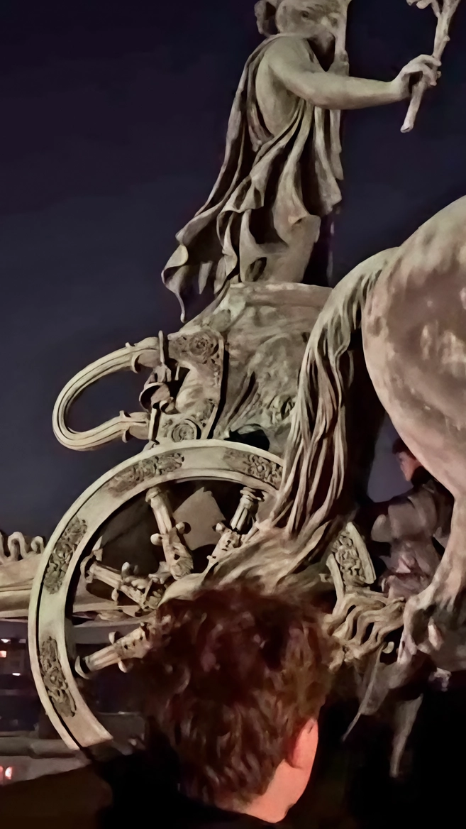 Un fotogramma del video girato dagli scalatori in cima all'Arco della Pace