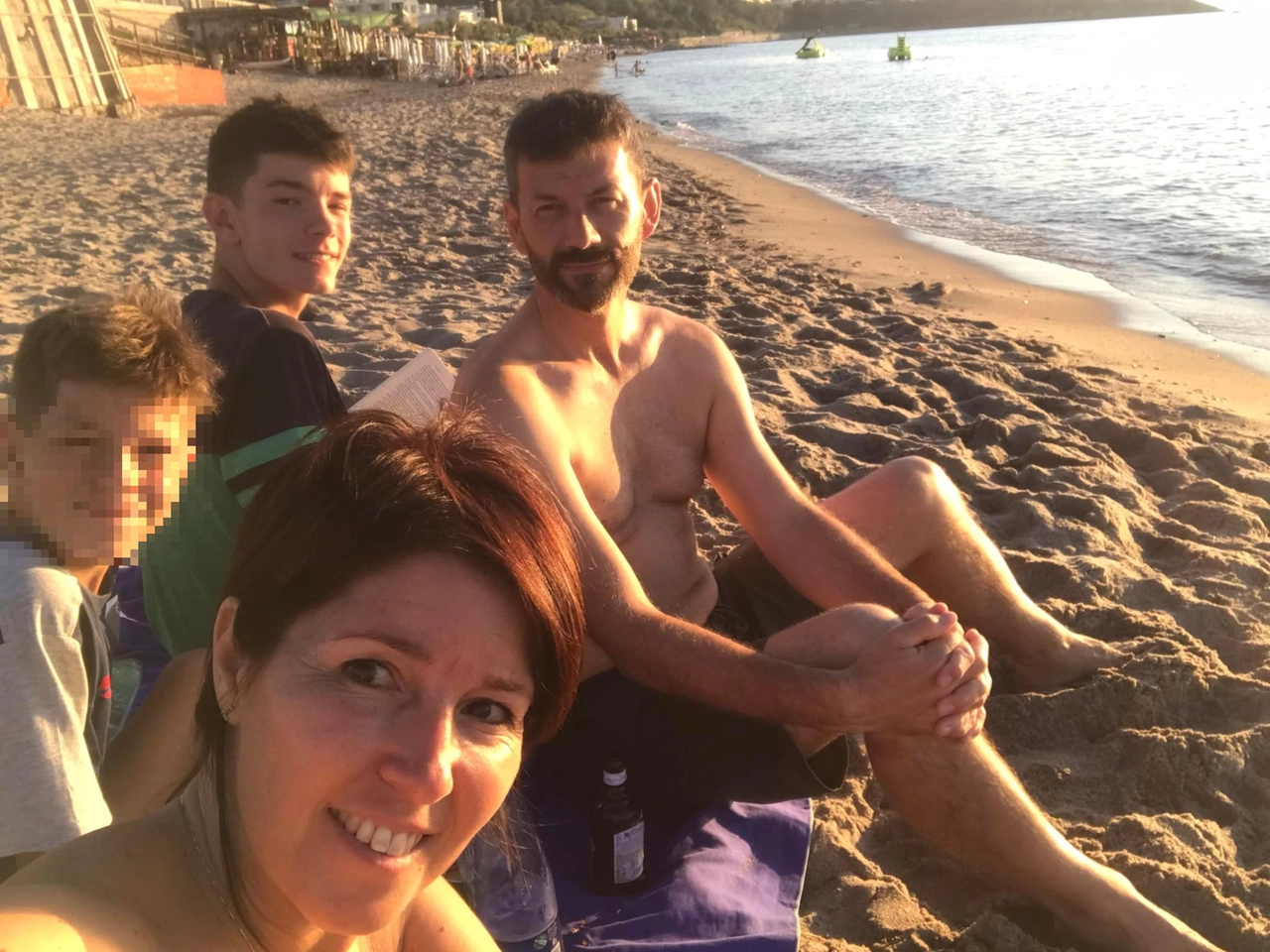 Una foto tratta da Facebook della famiglia della strage di Paderno Dugnano: da destra papà Fabio, mamma Lorenza, Riccardo Chiarioni e il piccolo Lorenzo