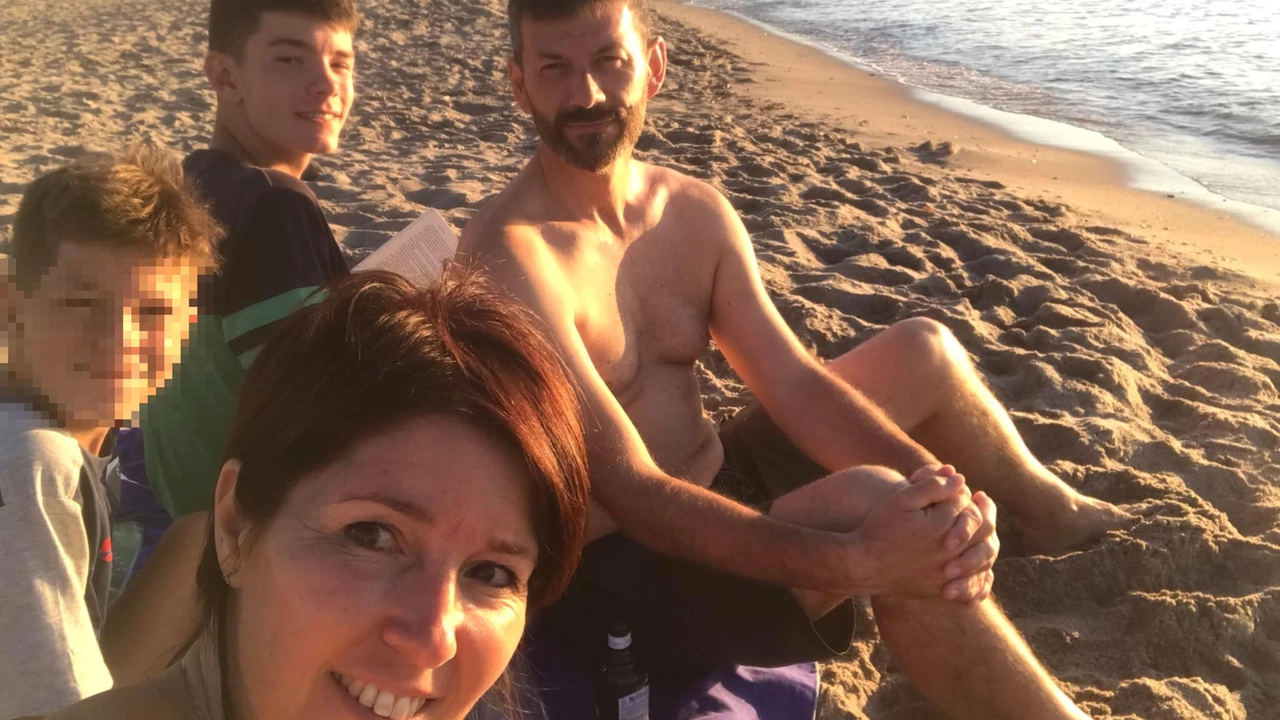 Una foto tratta da Facebook della famiglia della strage di Paderno Dugnano: da destra papà Fabio, mamma Lorenza, Riccardo Chiarioni e il piccolo Lorenzo