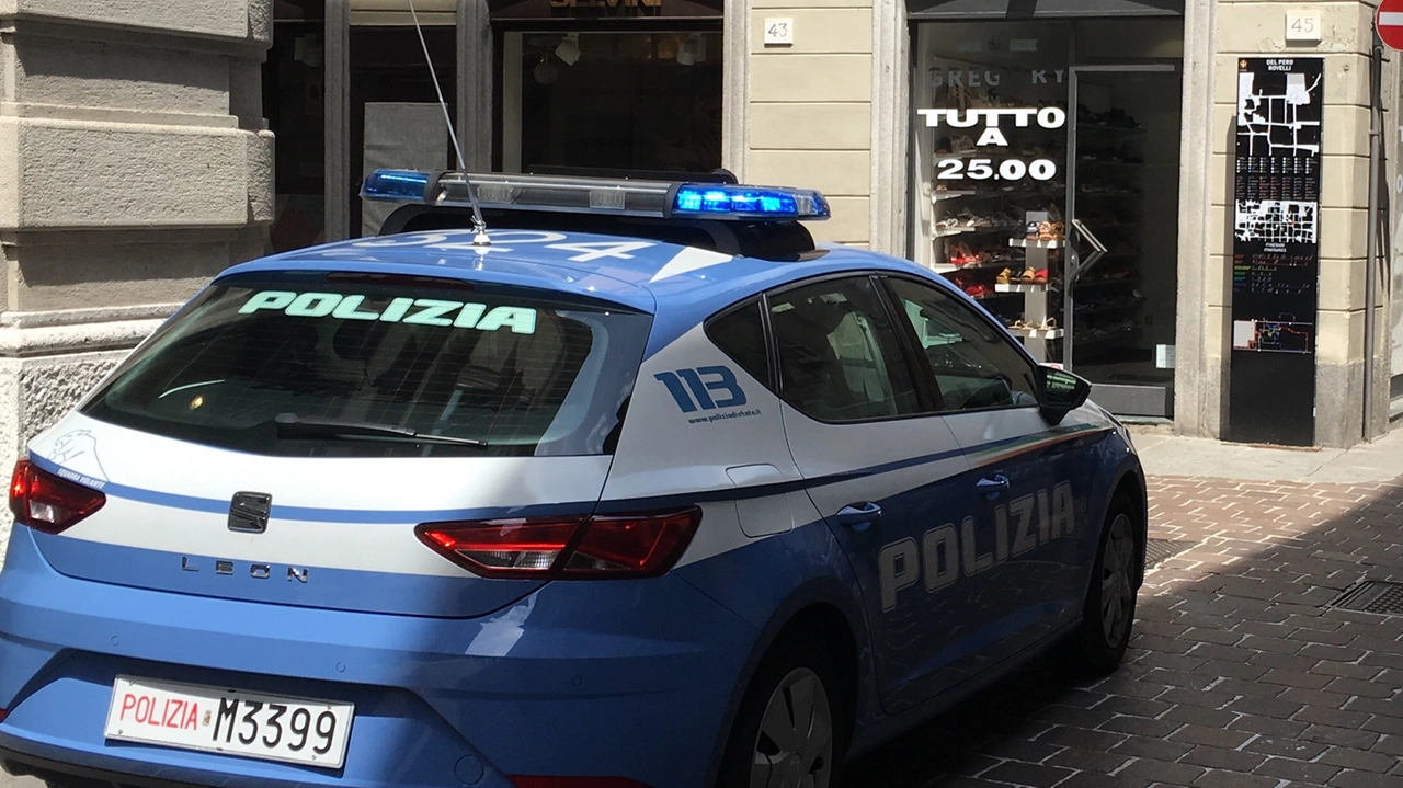 La polizia ha arrestato due italiani per tentata estorsione in concorso La polizia ha arrestato due italiani per tentata estorsione in concorso